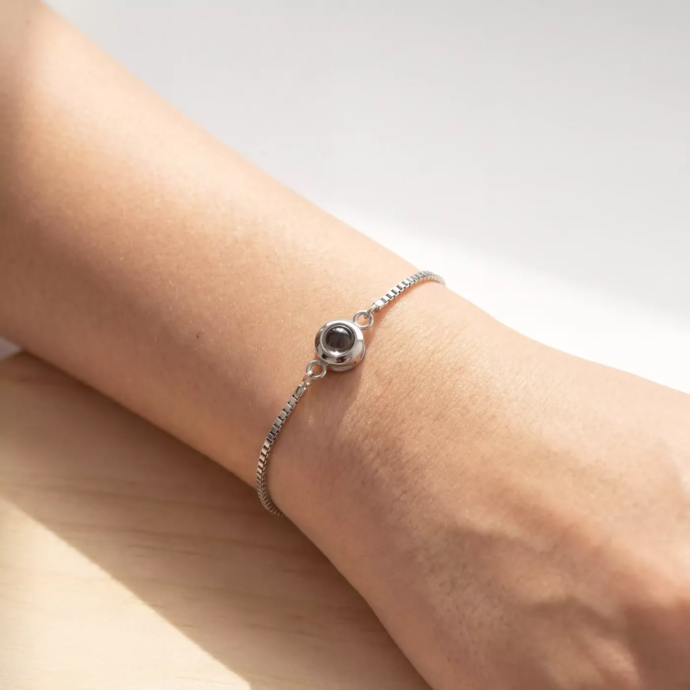 Bracelet chaîne argent porté au poignet