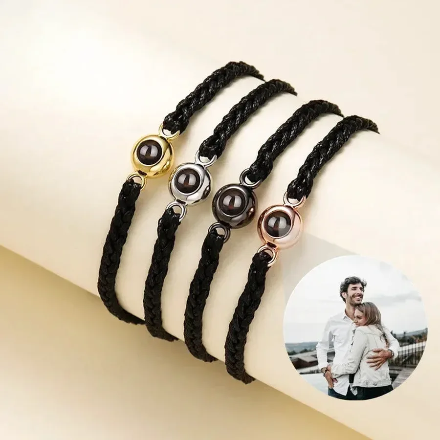 Quatre bracelets cordon noir avec pierres de couleurs différentes